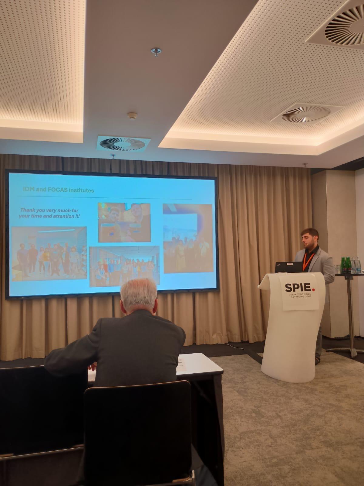 Avances en el Proyecto HARMONIA Presentados por Aitor Cubells en el Congreso SPIE Optics + Optoelectronics